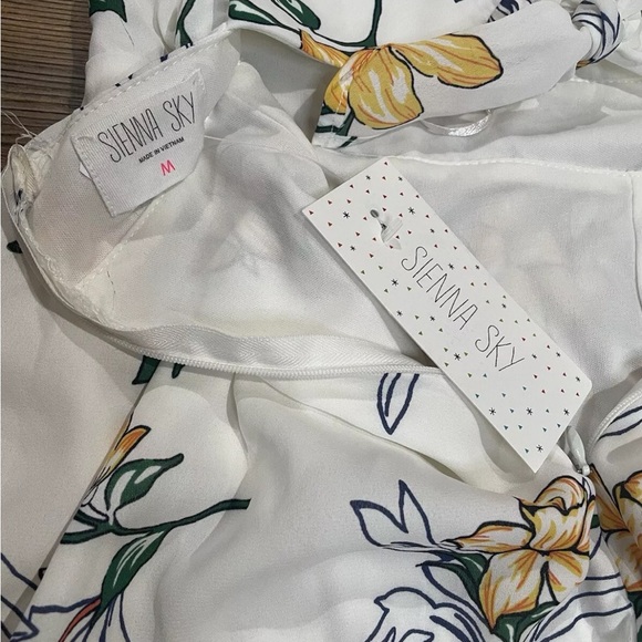 NEW Sienna Sky White Yellow Floral Shorts Romper Medium Back Tie Open Summer - Picture 3 of 8